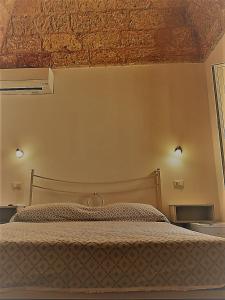 乌真托TORRE SUL MARE affittacamere Ugento的一间卧室设有一张带天花板的大床