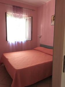 维耶斯泰Villa Carla的一间卧室设有两张床和窗户。