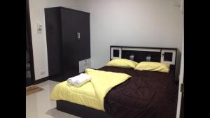 帕府nana grand的一间卧室配有一张带黄色床单的大床