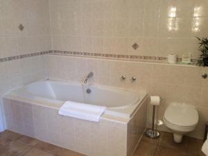 邓凯尔德Jock Scott Cottage的带浴缸和卫生间的浴室。