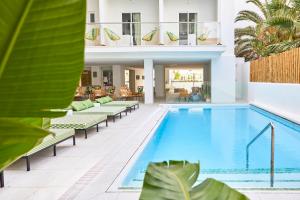 帕尔马海滩杜纳斯布兰卡斯HM酒店的一个带躺椅的游泳池以及一间房屋