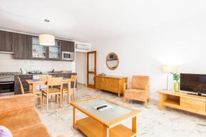 波尔蒂芒雅尔丁做勒沃公寓式酒店的客厅配有沙发和桌子