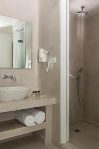 卡马利Strogili Hotel - Adults Only的一间带水槽和淋浴的浴室