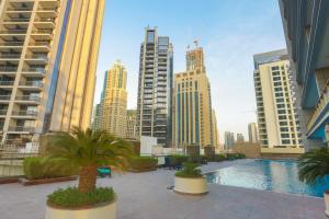 迪拜Prime Retreats- Downtown Dubai的享有城市天际线、游泳池和建筑的景致