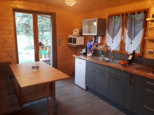 Cournonterralroulotte的厨房配有木台和木桌