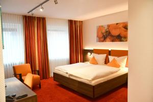 梅彭马克施密特酒店的配有一张床和一张书桌的酒店客房