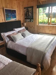Cosy Countryside Log Cabin客房内的一张或多张床位
