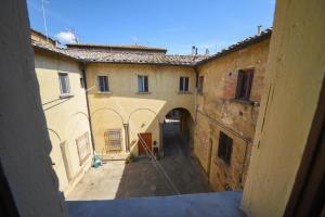 渥尔特拉Il Sogno di Annalisa Suite的两座建筑之间小巷的上空景观