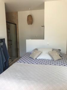 卡西斯Guest House Olivades的一间卧室配有一张带两个枕头的床