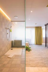 埃朗根Hotel Luise的带淋浴的浴室和玻璃门
