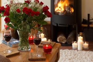 ThorndonOwl's Hoot的一张红玫瑰和蜡烛桌子和一个壁炉