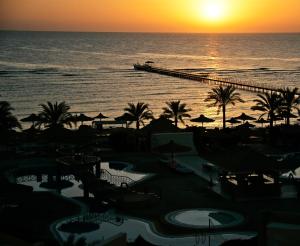 库塞尔古赛尔弗拉门科海滩度假酒店的享有大海和日落码头的景致