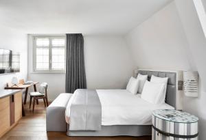 斯特拉斯堡Pavillon REGENT PETITE FRANCE的卧室配有一张白色大床和一张书桌