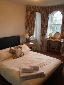 邓凯尔德Castle Peroch的一间卧室配有一张床,上面有两条毛巾