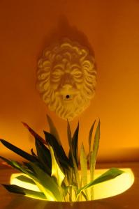 萨阿拉德洛斯阿图内斯霍斯佩德里亚多纳罗拉扎哈拉酒店的狮子雕刻的黄色植物