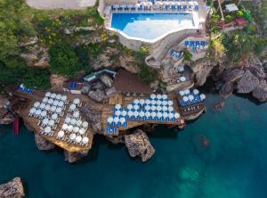 安塔利亚安塔利亚华美达广场酒店的享有带游泳池的度假村的空中景致