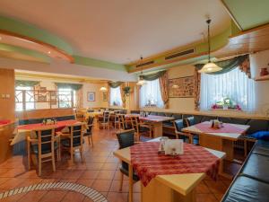 EltendorfDorf-Zimmer Mirth的餐厅设有木桌、椅子和窗户。