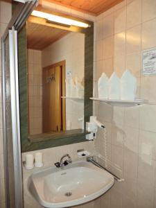 上柯尼希山麓米尔巴赫Alpenhof Schwaiger - Hotel Garni的一间带水槽和镜子的浴室