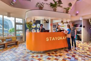鹿特丹Stayokay Hostel Rotterdam的一群站在星巴克咖啡店柜台的人
