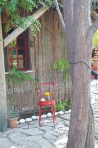 奥林波斯Kadir's Family House的坐在树前的红椅
