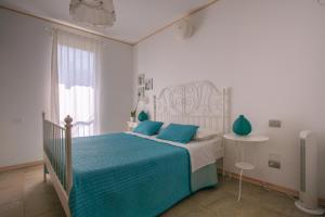 波尔佩纳泽德尔加尔达Bio B&B Vivere la Vita的白色的卧室设有床和窗户