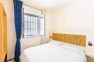 托雷桑塔萨宾娜Appartamento Cristallo的一间卧室设有一张床和一个窗口