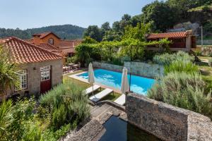 ValdosendeCasa do Eido - sustainable living & nature experiences的一座带游泳池和房子的别墅