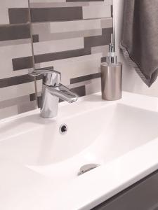 圣路易Comfort Stay Basel Airport 1A46的白色浴室水槽和水龙头