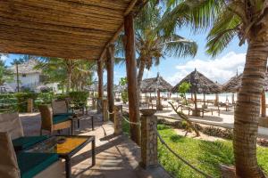 普瓦尼梅查恩加尼AHG Waridi Beach Resort & SPA的享有海滩和棕榈树景致的度假酒店