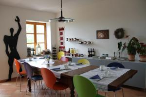 CassinascoCasa Calendula的用餐室配有大型木桌和椅子