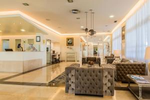 德拉托亚岛托亚塔拉索卢克索酒店的带沙发和桌子的客厅以及厨房。
