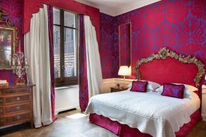 佛罗伦萨佛罗伦萨海尔维迪亚&布里斯托尔酒店 - 星际酒店集团的红色的卧室设有床和窗户