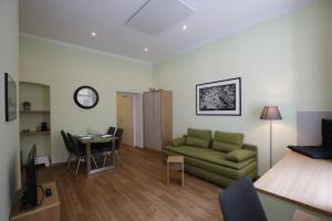 维也纳Vienna Gold Apartments - contactless check in的客厅配有绿色沙发和桌子