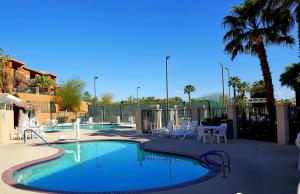 梅斯基特Mojave Edge的度假村内带桌椅的游泳池
