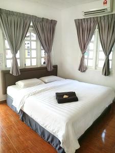 邦咯Vagary Pangkor的一间卧室配有一张大床,上面装有黑袋
