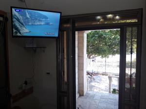 海法塔梅宾馆的门旁墙上的平面电视