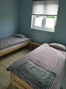 WojcieszycePokoje Gościnne Karkonosze的小型客房 - 带2张床和窗户