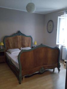 穆巴赫索蒙斯特appartement Vintage a l ancienne forge的一间卧室配有一张大木床。