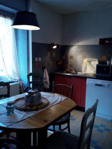 appartement Vintage a l ancienne forge的厨房或小厨房