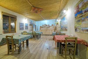 格雷梅Days inn Cappadocia的一间在房间内配有桌椅的餐厅
