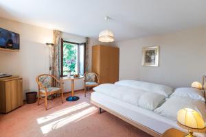 卡迪马里奥卡茨托瑞温泉酒店的卧室配有一张床和一张桌子及椅子