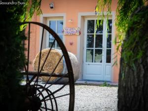 福利亚Agriturismo La Valle della Lavanda - Podere Mezzastrada的一座有门和大球干草的建筑