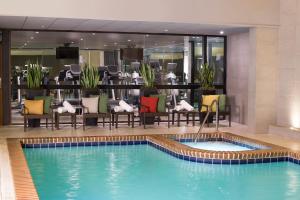 西雅图西雅图瓦尔维克酒店的酒店大堂,中间设有游泳池