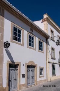 维迪堡Burgo da Villa的一条白色的建筑,在街上有两扇门
