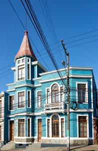 瓦尔帕莱索Fortunata Chacana Guest House的蓝色的房子,上面有塔