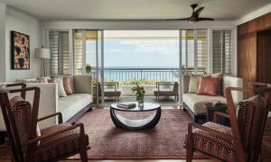 卡波雷瓦胡岛科奥利纳四季酒店 的客厅配有沙发和桌子