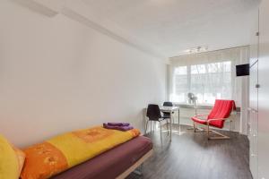 楚格Anstatthotel Zug - self-check-in的卧室配有一张床和一张桌子及椅子