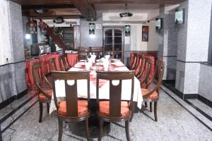 孟买卡尔公寓酒店的一间带长桌和椅子的用餐室