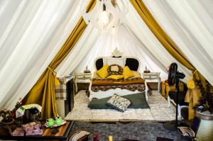 SupatáGlamping Tierra Dulce的帐篷内的一个床位房间