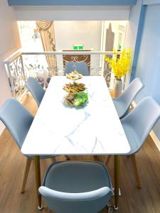 金宁乡金门幸福渡假行馆的白色的餐桌和蓝色的椅子